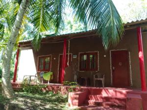 坦加拉孔雀家庭民宿的前面有棕榈树的房子
