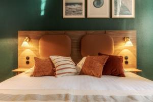 勒波诺La Maison OBONO的一间卧室配有一张带两个枕头的床