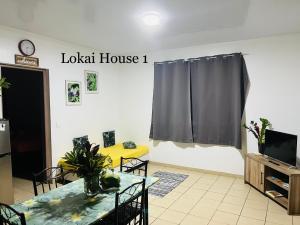 波拉波拉Lokai house的客厅配有桌子和电视