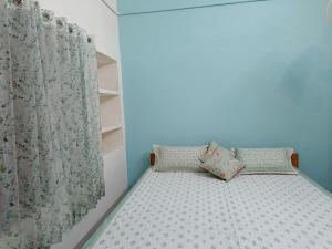 乌代浦Haveli Zorawar的卧室内的一张带两个枕头的小床