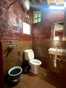 DivarMoradia dos Quadros的一间带卫生间和水槽的浴室