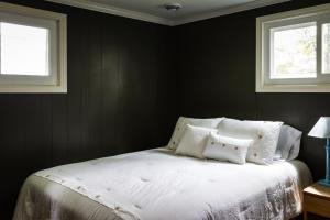 GwinnElemental Resort的卧室配有白色床和2扇窗户