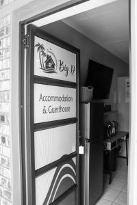 NorthamBig D Accommodation & guesthouse的通往厨房的大门,厨房上设有冰箱标志