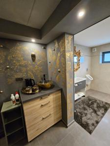 博维茨Apartments & wellness Kal Koritnica的浴室设有水槽和台面