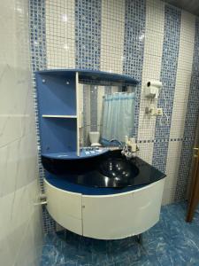 埃里温SpaHotel的浴室设有黑色水槽和镜子