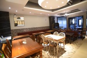 安平区安平商旅Choona Hotel Anping的用餐室配有木桌和椅子