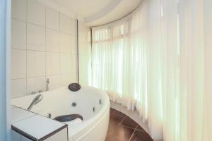 内罗毕Eldon Suites & Apartments的窗户客房内的白色浴缸