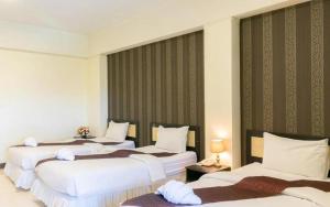 莱卡邦B9 Airport Resident的一间酒店客房,房间内设有三张床