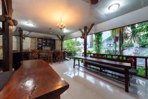 乌布Rahayu Hanoman Ubud的一间带大木桌和长凳的餐厅