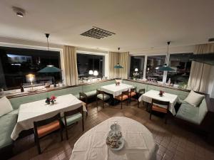 奥布施泰希Pension Alpina的一间带桌椅的餐厅和一间酒吧