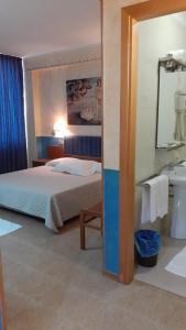LarinoPark Hotel Campitelli的酒店客房设有床和水槽