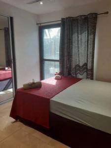 苏瓦Entire 3 bedroom Fully Furnished House, 6 Guests的一间卧室设有一张大床和窗户