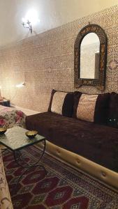 拉巴特DAR LALLA Aicha 2的卧室配有一张床,墙上设有镜子