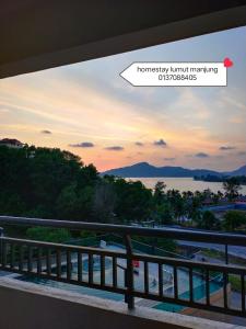 卢穆特MARINA HEIGHTS HOTEL 3 BEDROOMS SWIMMING POOL VIEW LUMUT MANJUNG的从度假村的阳台上可欣赏到海景