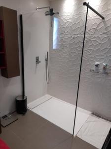 布克贝莱尔Villa Francine的浴室里设有玻璃门淋浴