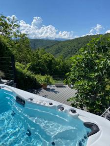 AgninoSotto il fico的山景热水浴池