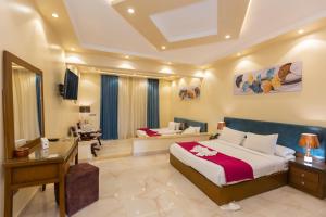 开罗Ramage Hotel & Resort的一间卧室配有一张床、一张桌子和一张沙发