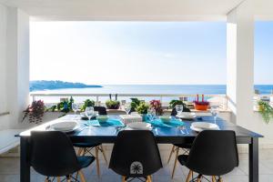 萨洛Mediterranean Way - Rits的一间带桌椅的海景用餐室