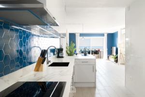 萨洛Mediterranean Way - Rits的厨房配有白色的柜台和蓝色的瓷砖