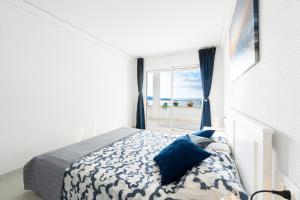 萨洛Mediterranean Way - Rits的一间卧室设有一张床和一个大窗户