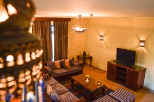 加利布港Port Ghalib Marina Residence Suites的带沙发和电视的客厅