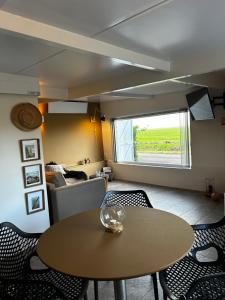 布鲁克因瓦特兰Amazing Guesthouse in Broek in Waterland的配有桌椅和沙发的房间