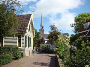 布鲁克因瓦特兰Amazing Guesthouse in Broek in Waterland的钟楼小镇的街道