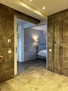 布鲁克因瓦特兰Amazing Guesthouse in Broek in Waterland的一间卧室设有一张床和一个滑动玻璃门
