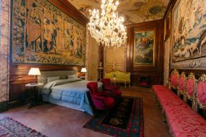那不勒斯Palazzo Doria Napoli的一间卧室配有一张床和一个吊灯
