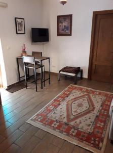 伊斯纳哈尔卡耶内假日出租公寓的客厅配有桌子和地毯。