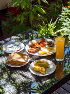 FuvahmulahIsle Royal Inn的餐桌,带早餐盘和一杯橙汁