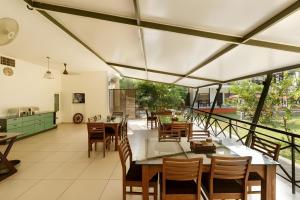 科钦Lhasa Ayurveda and Wellness Resort - A BluSalzz Collection, Kochi, Kerala的一间带桌子和椅子的用餐室