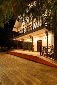 科钦Lhasa Ayurveda and Wellness Resort - A BluSalzz Collection, Kochi, Kerala的一侧带阳台的建筑