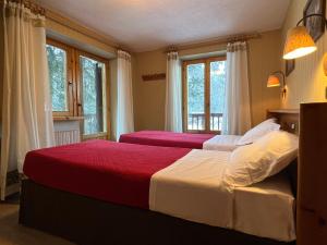 科涅翁德扎纳酒店的卧室设有两张床,带两个窗户