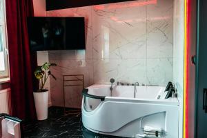 斯塔拉霍维采Hotel Senator Konferencje & SPA的一间位于客房内的带白色浴缸的浴室