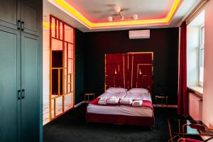 斯塔拉霍维采Hotel Senator Konferencje & SPA的一间卧室配有一张带彩虹的天花板床