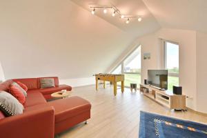 特伦特Villa Strandgut的客厅配有红色沙发和电视