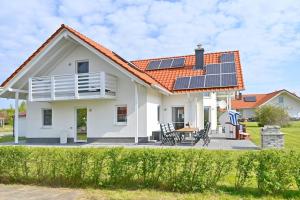 特伦特Villa Strandgut的屋顶上设有太阳能电池板的房子