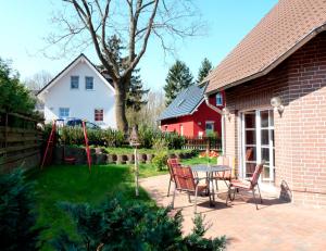 格赫伦-莱宾Ferienhaus Fleesensee的庭院里配有桌椅