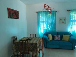 喀巴里特Highgrace Apartments Cabarete Center, whit POOL的客厅配有蓝色的沙发和桌子