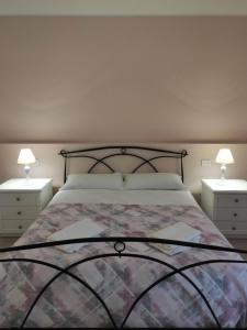 佩斯卡拉GArt Riviera B&B的一间卧室配有一张带2个床头柜的大床