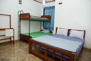 埃拉Ella Sanron guest & Ayurvedic Spa的一间卧室配有两张双层床。