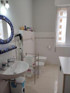 佩斯卡拉Short Lets Pescara的白色浴室设有2个卫生间和水槽