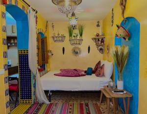 丹吉尔Dar Sandra Moroccan Tiny House的卧室配有一张床