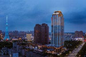南通南通海门福朋喜来登酒店的一座高楼,在晚上可欣赏到城市美景