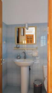 波帝卡Thaleia view的一间带水槽、镜子和卫生间的浴室