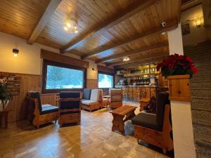科涅翁德扎纳酒店的大型客厅设有木制天花板和家具。