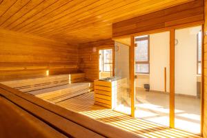 贝尔格莱德City Joy - sports Center Tasmajdan的一间设有木墙和木制天花板的桑拿浴室