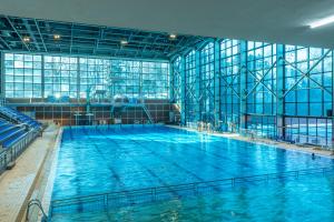 贝尔格莱德City Joy - sports Center Tasmajdan的大型建筑中的大型游泳池