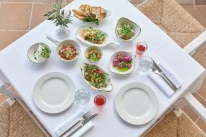 法里拉基埃斯佩罗斯宫度假酒店的一张白色桌子,上面放着食物板